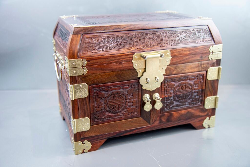 Elegant Chinese wooden jewelry box with brass accents – KOKOPRIME Caption：KOKOPRIME handmade jewelry chest with drawers and carved Chinese patterns