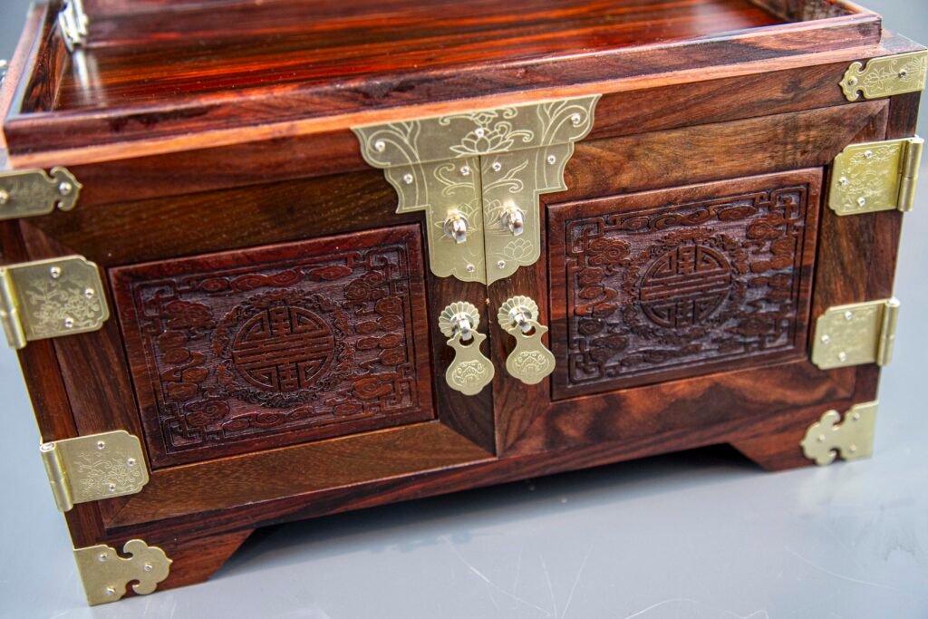 Elegant Chinese wooden jewelry box with brass accents – KOKOPRIME Caption：KOKOPRIME handmade jewelry chest with drawers and carved Chinese patterns
