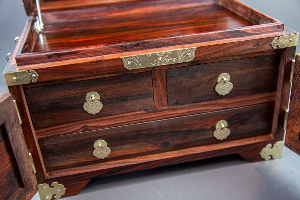 Elegant Chinese wooden jewelry box with brass accents – KOKOPRIME Caption：KOKOPRIME handmade jewelry chest with drawers and carved Chinese patterns