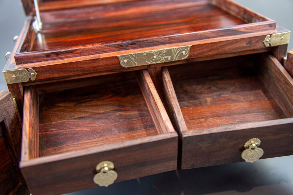 Elegant Chinese wooden jewelry box with brass accents – KOKOPRIME Caption：KOKOPRIME handmade jewelry chest with drawers and carved Chinese patterns