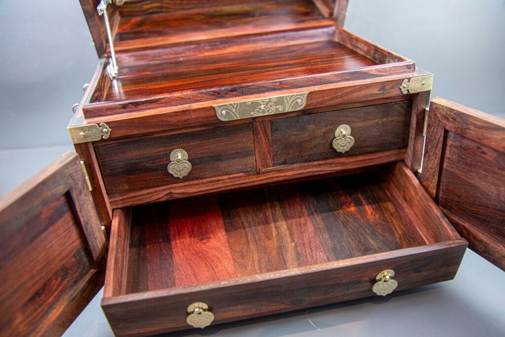 Elegant Chinese wooden jewelry box with brass accents – KOKOPRIME Caption：KOKOPRIME handmade jewelry chest with drawers and carved Chinese patterns
