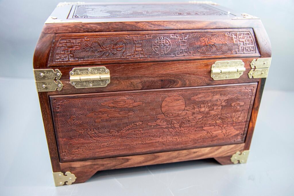Elegant Chinese wooden jewelry box with brass accents – KOKOPRIME Caption：KOKOPRIME handmade jewelry chest with drawers and carved Chinese patterns
